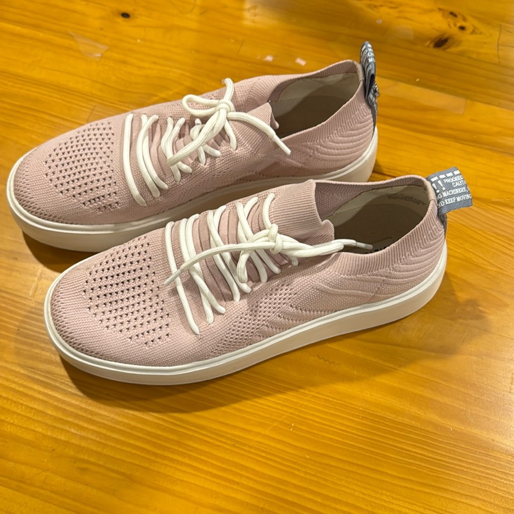 Steve Madden Pink Sneakers “Brixie”. Size 9M.